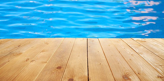 Abords de piscine en bois ou en pierre : comment choisir ?