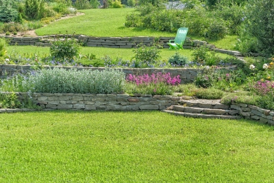 Découvrez comment aménager un jardin en pente grâce à Créations et Paysage 