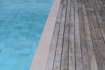 Terrasse en bois pour abord de piscine
