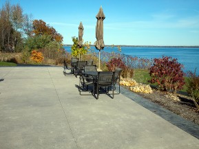 Terrasse de jardin en béton lissé