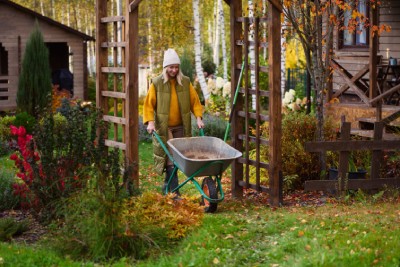 Femme qui prépare son jardin pour le printemps