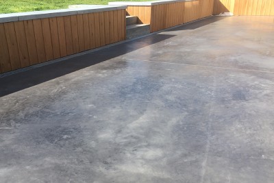 Le béton lissé a de nombreux avantages pour une terrasse ou un parking