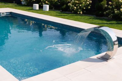 La construction d'une piscine en béton armé prend environ 15 jours