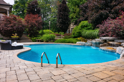 Construire une piscine en b&eacute;ton est un investissement important mais a plusieurs avantages