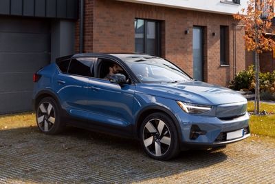 Il est recommand&eacute; d'opter pour un rev&ecirc;tement perm&eacute;able pour une all&eacute;e de garage ou un parking ext&eacute;rieur