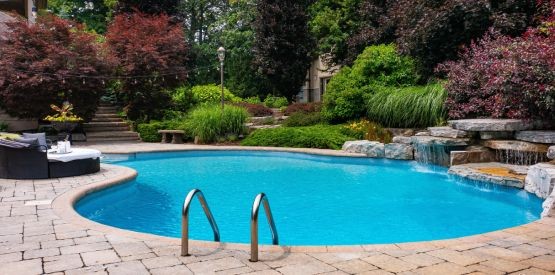 Piscine en béton sur mesure : 5 raisons de la choisir