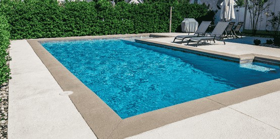 Piscine en béton ou coque : que choisir à Namur ?