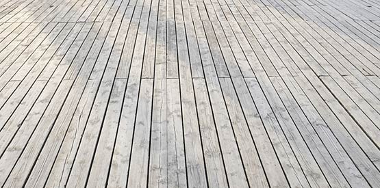 Rénover une terrasse en bois, en béton ou en pierre: solutions
